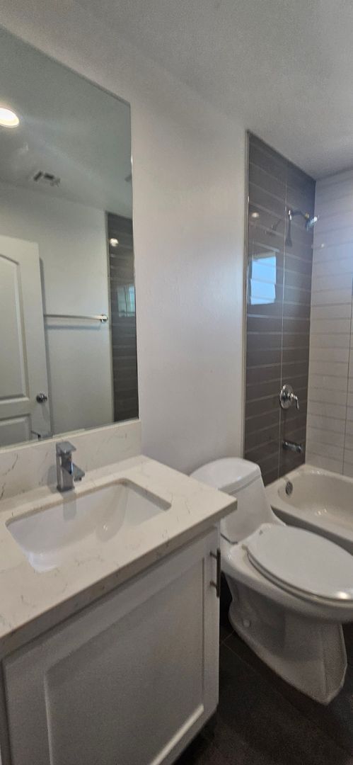 Building Photo - 211 W 43rd St