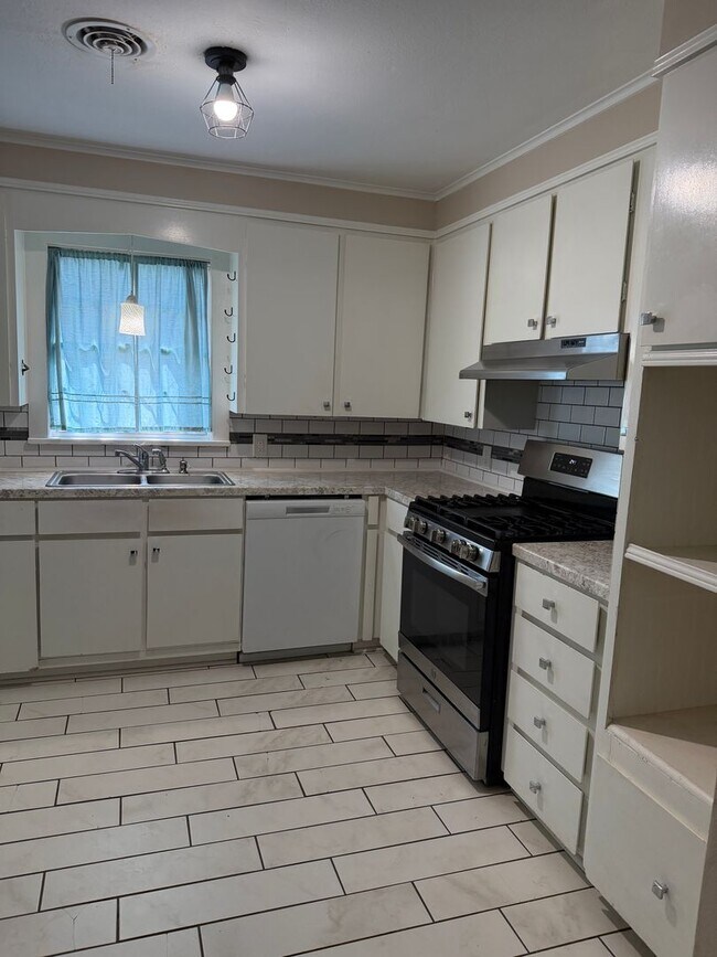 Building Photo - Updated brick home for lease near BAFB | Bossier City, LA 71112 | 3 bedrooms