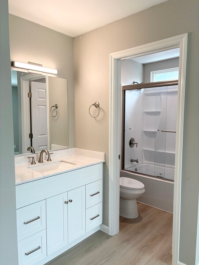 Building Photo - 3571 Lake Crest Dr