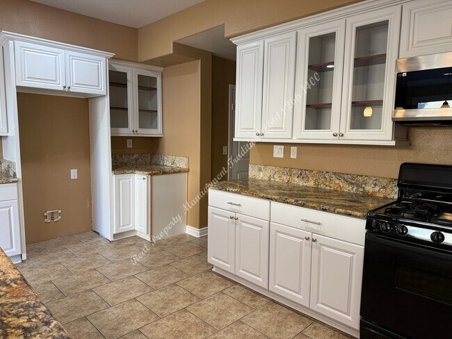 Building Photo - 44262 Maria Cir