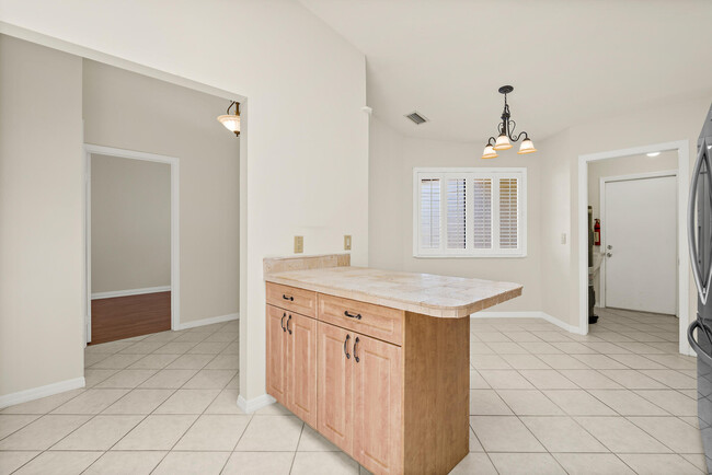 Building Photo - 604 Parkside Pl