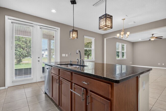 Building Photo - Large 4 bedroom home in Oakleaf