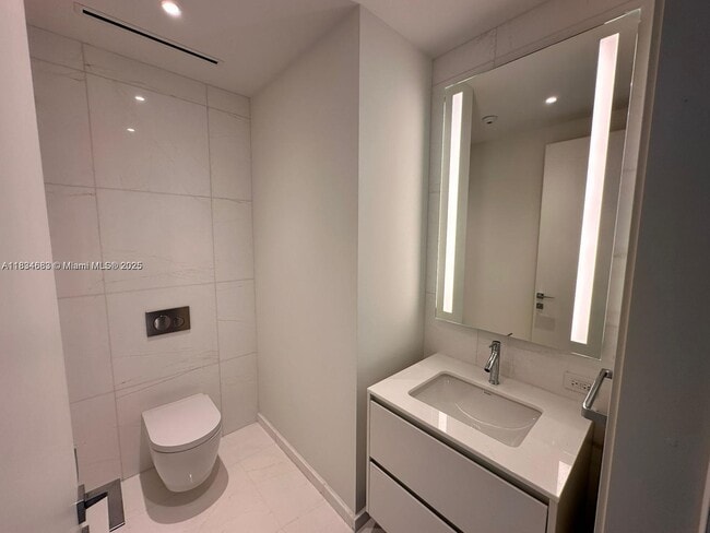 Building Photo - 300 Biscayne Blvd Way