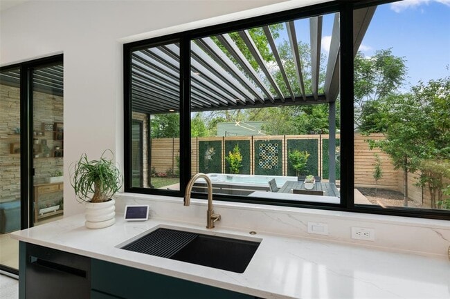 Building Photo - 73 Julius St