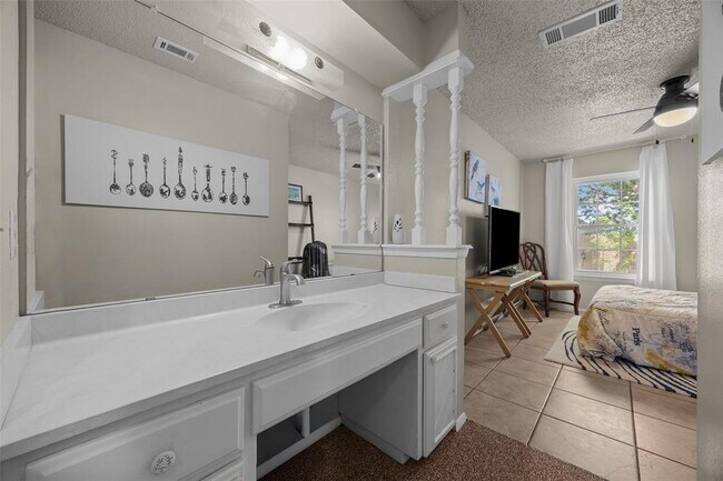 Building Photo - 8922 N Plaza Ct