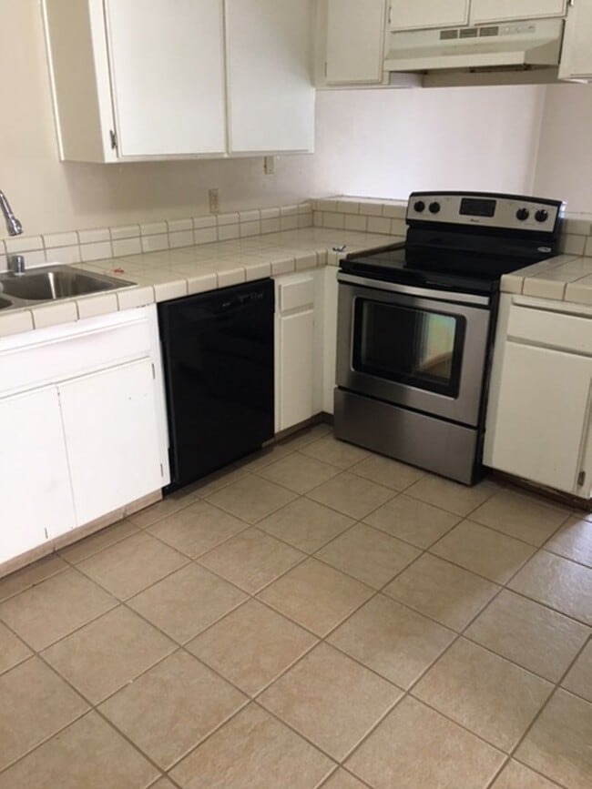 Building Photo - 3 Bedroom Townhouse in Yuba City- AVAILABLE NOW!!