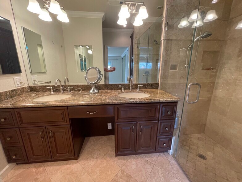 Master bath 2 sinks - 14901 Nelson Way