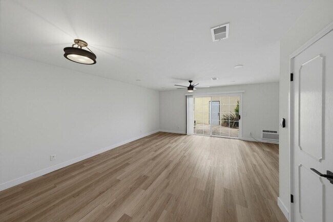Building Photo - Charming 2-Bedroom Townhouse for Rent in Huntington Beach!