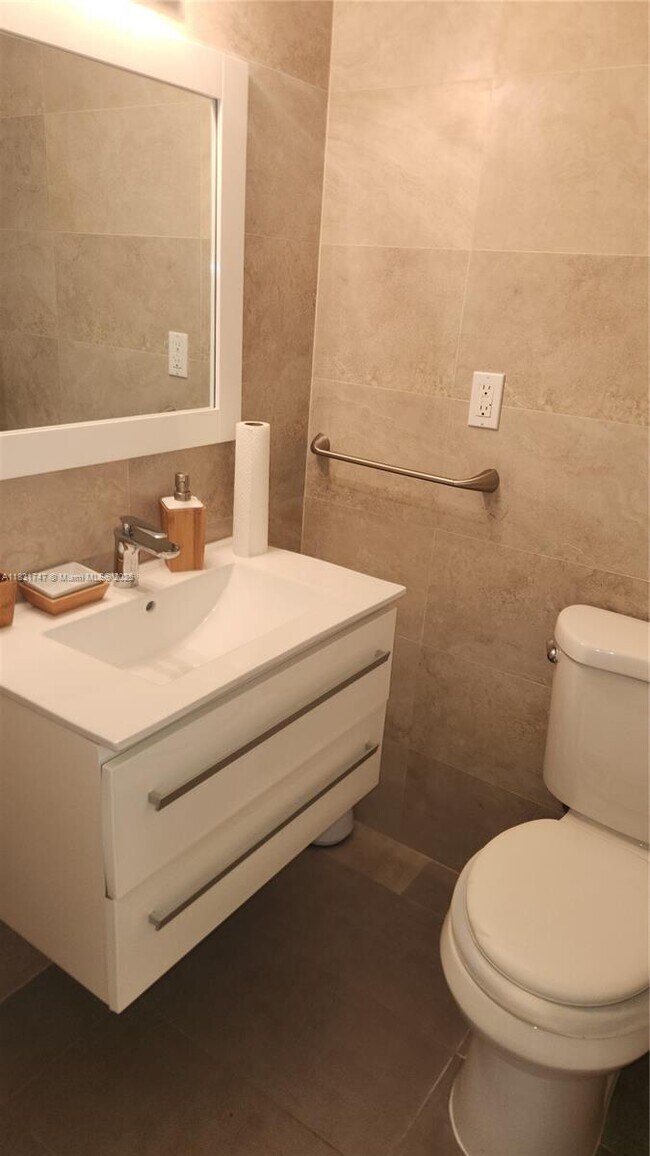Building Photo - 500 Bayview Dr