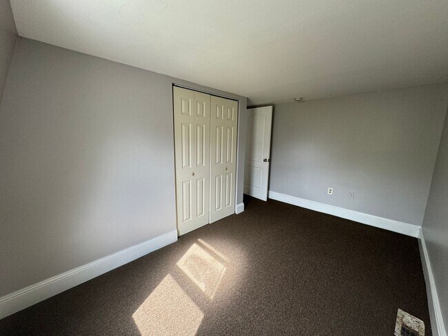 Building Photo - 112 Linden St