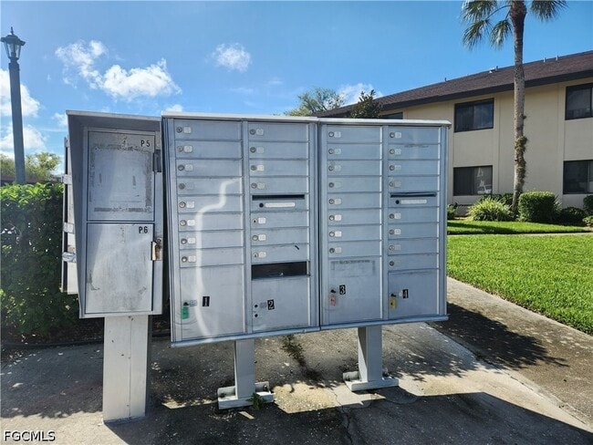 Building Photo - 1064 Villa Dr