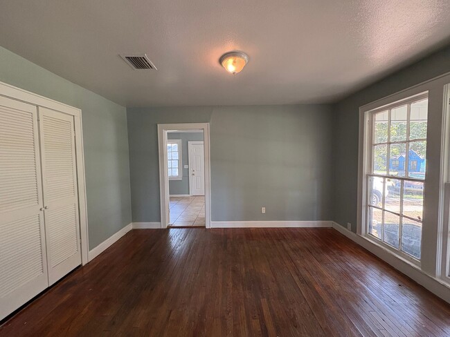 Building Photo - Beautiful 3 bedroom/1 bath Cottage with La...