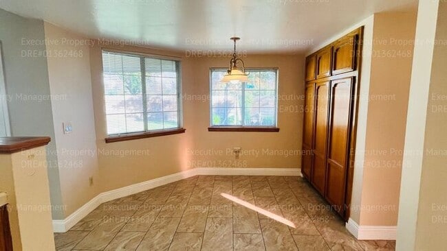 Building Photo - 3 bedroom/ 2 bathroom home located near Old River Rd/ White Ln