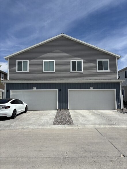 Building Photo - 213 N Riverside Dr