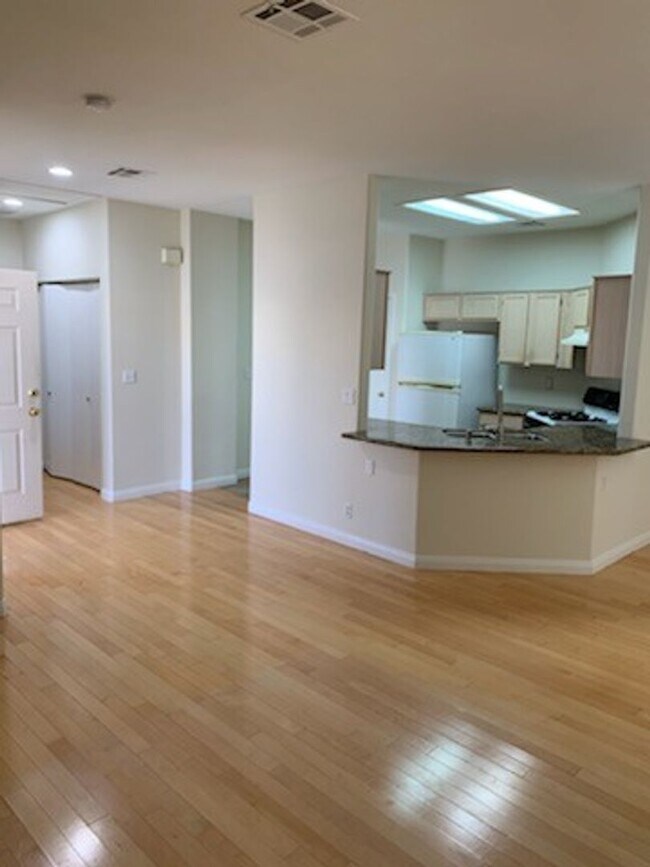 Building Photo - Amazing 2 bedroom Home- NW