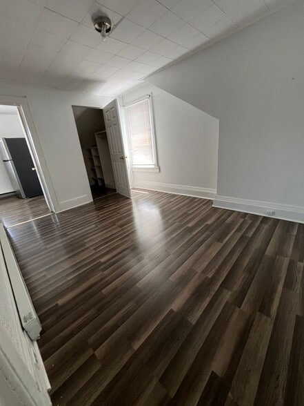Building Photo - 552 River St