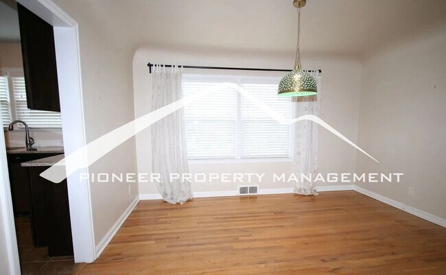 Building Photo - Adorable neighborhood, Updated Main-Level Living in Ivywild, 3BR/2BA, 1 Car Garage and Enclosed Yard