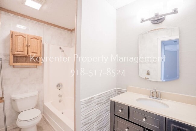 Building Photo - 3 BED 1 BATH! Schedule a tour today!