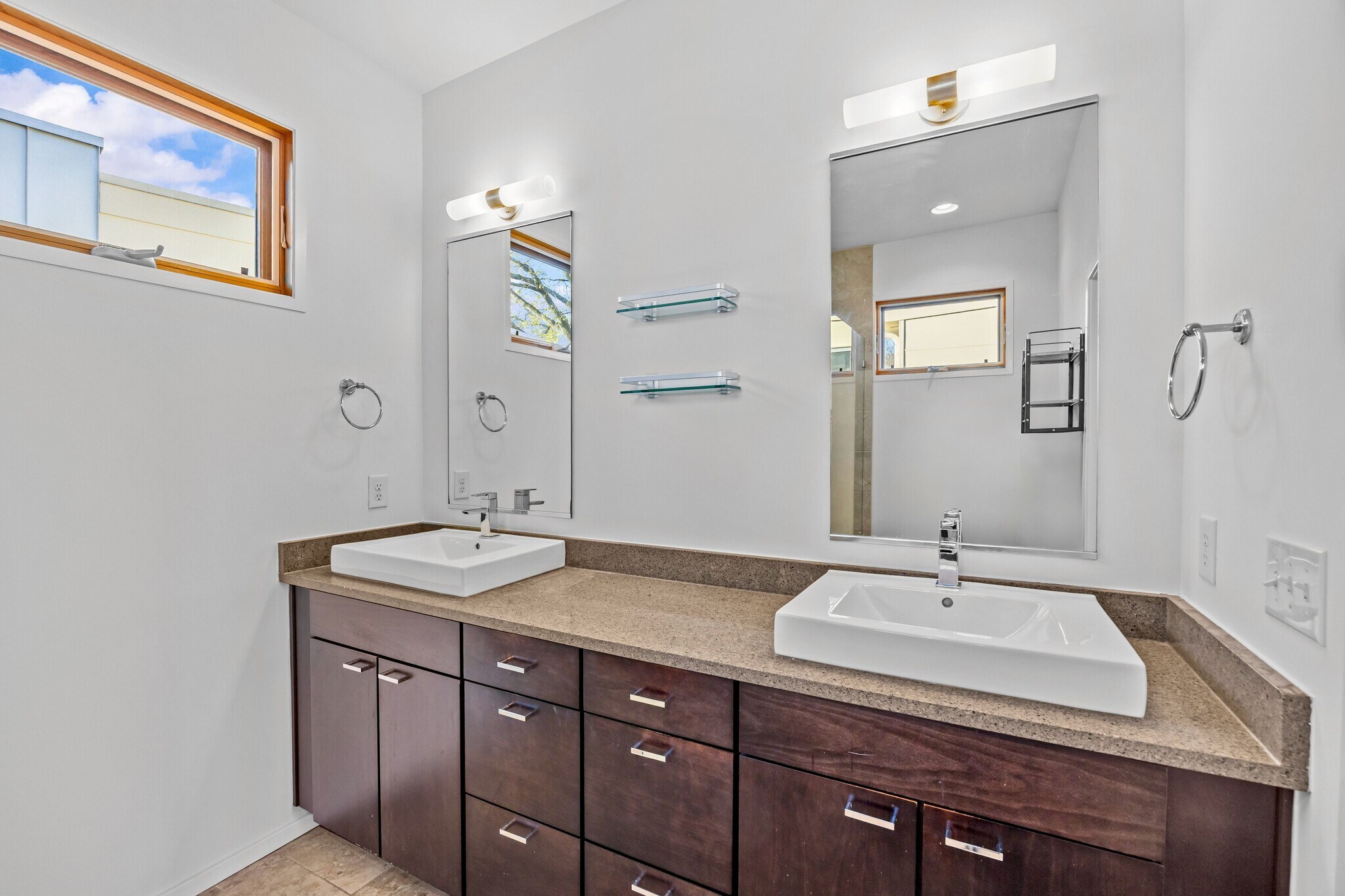 Building Photo - 909A Westbrook Dr