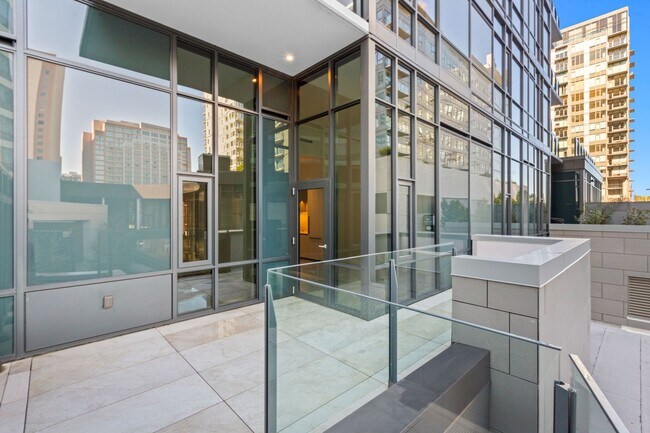 Building Photo - Luxury Executive Condo w/AC in the Heart o...