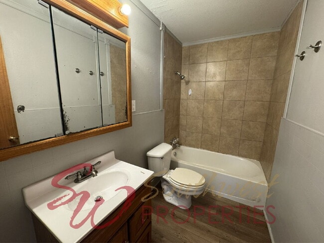 Building Photo - 3 bedroom 1 bath in excellent location!