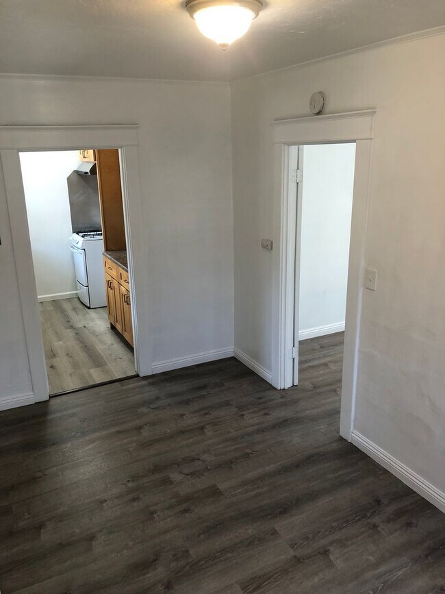 Building Photo - Lower 1 Bedroom Backhouse near Downtown Lo...