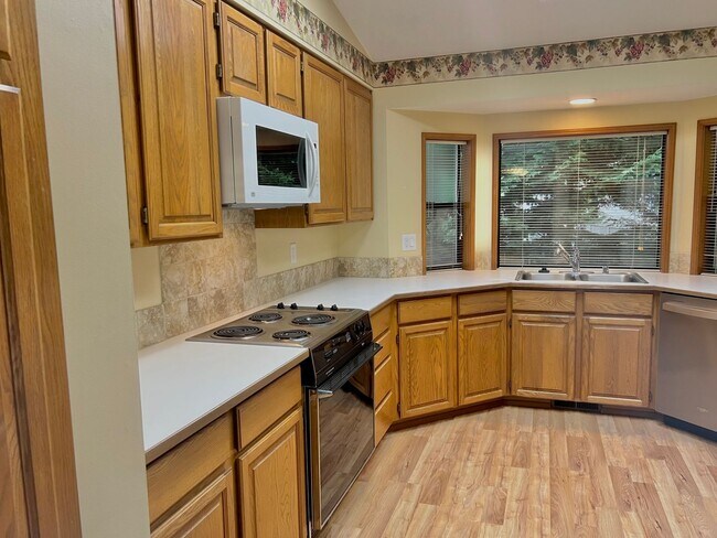 Building Photo - Charming Rambler 3-Bed/2-Bath Available Now!