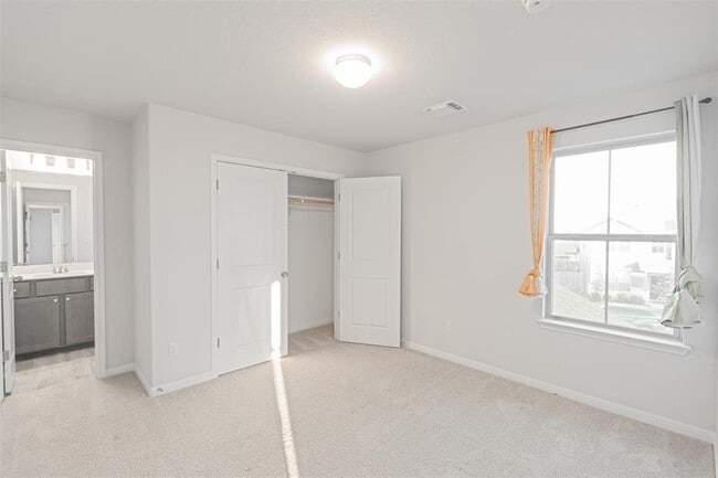 Building Photo - 204 Greenway Dr