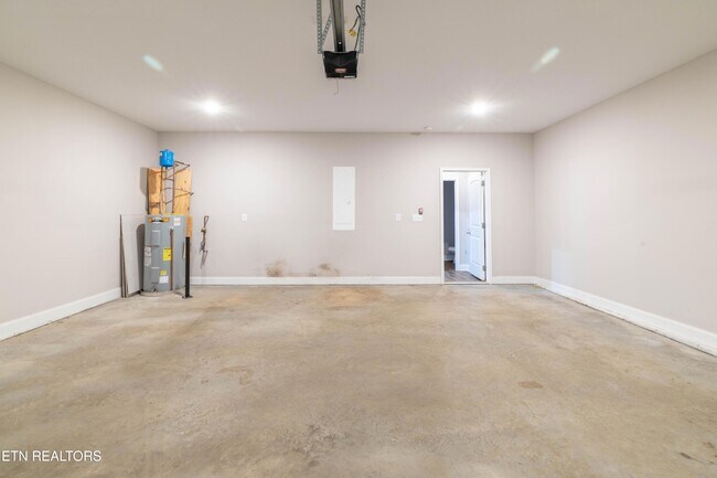 Building Photo - 338 Broadberry Ave