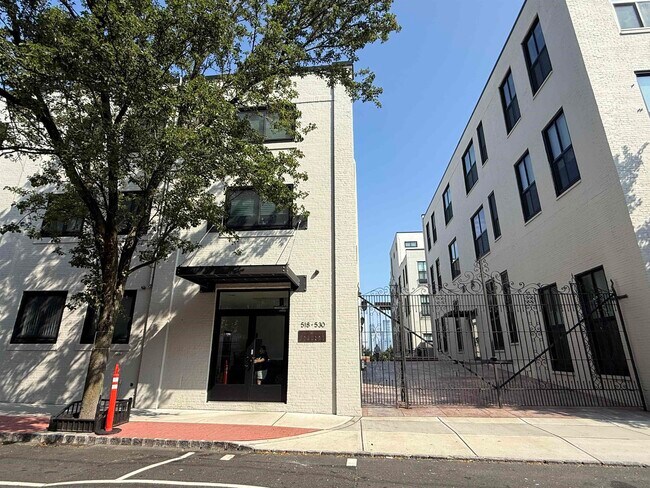 Building Photo - 518-530 Gregory Ave