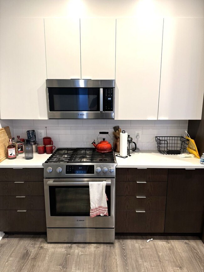 Building Photo - Centrally located 1BR/1BA Dupont Circle $2700 a month