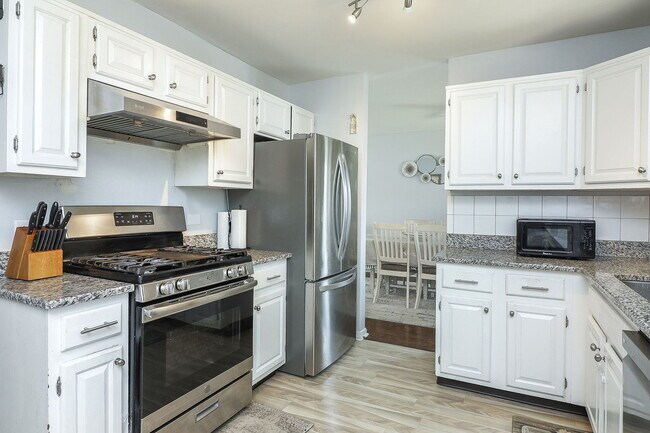 Building Photo - 812 W Appletree Ln
