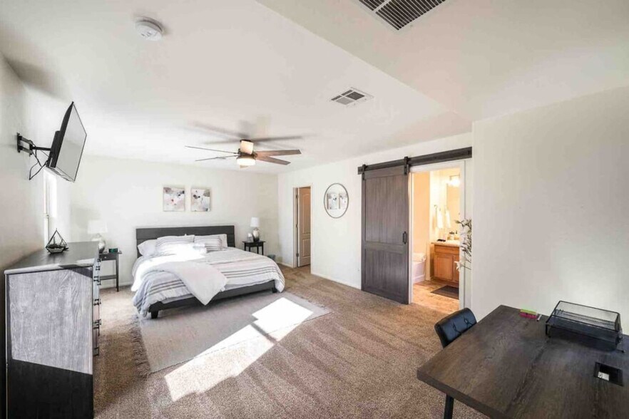 Building Photo - 10948 W Elm St