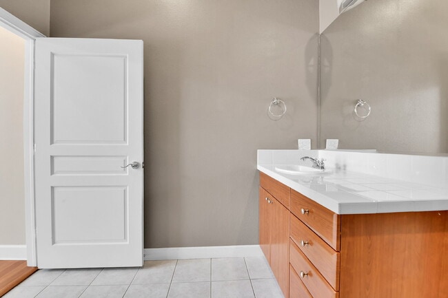 Building Photo - $1,900.00, 1 bed, 1 bath, located in Denve...