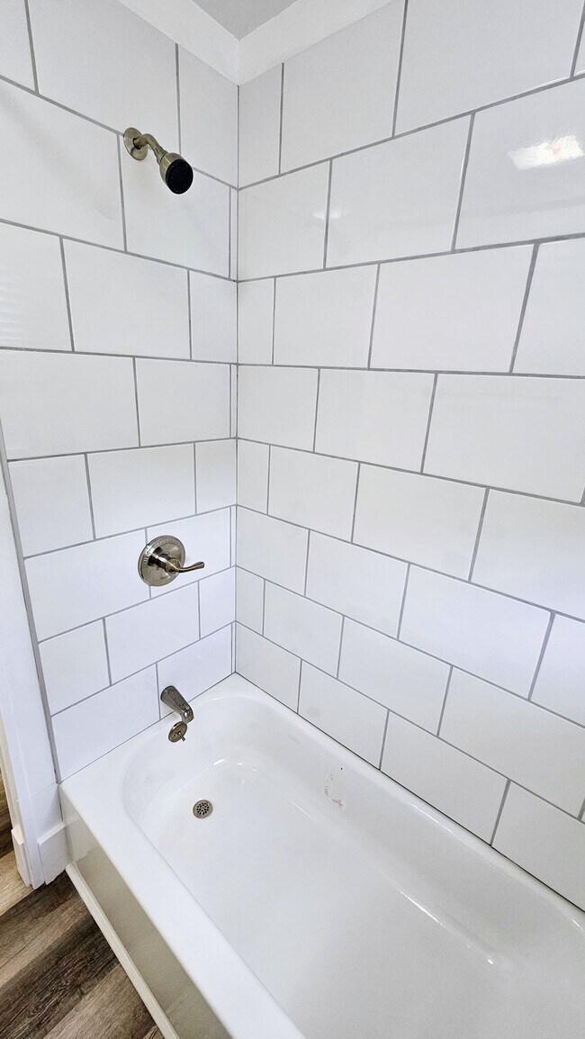 Building Photo - Fully renovated...extra half bath...laundr...