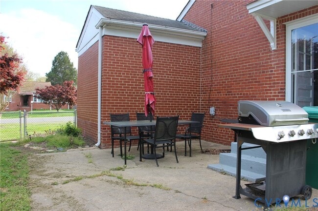 Building Photo - 2300 Farrand St