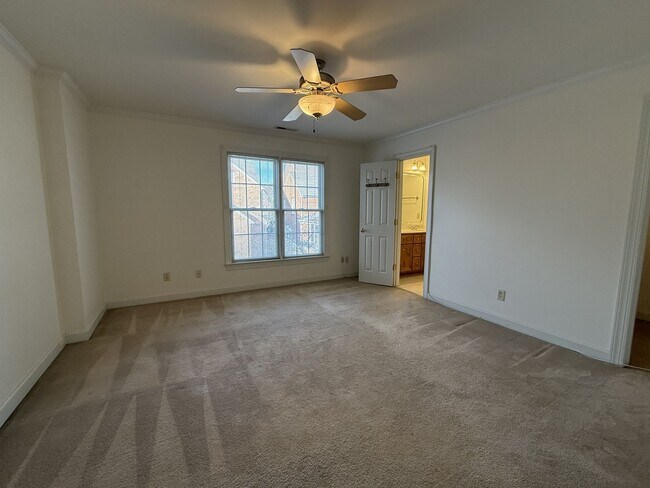 Building Photo - Immaculate End-Unit Townhome in Port Warwick