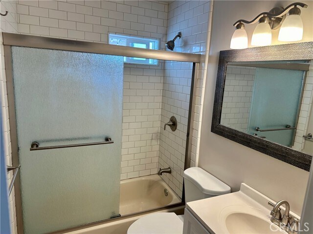 Building Photo - 405 Avenida Victoria
