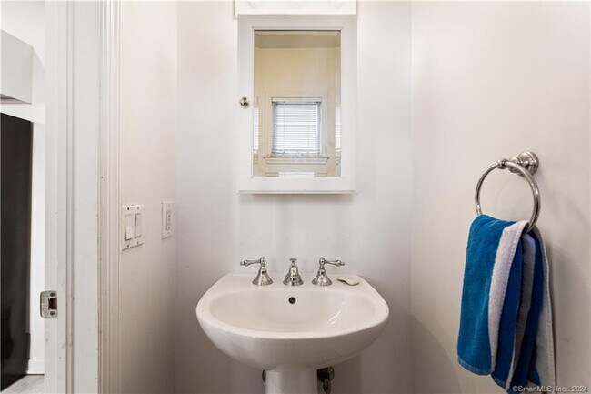 Building Photo - 13 Dolsen Pl