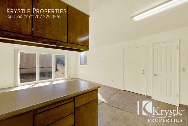 Building Photo - Spacious 3 bedroom bottom floor apartment