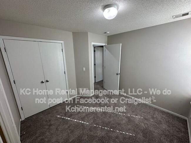 Building Photo - 8042 N Elmwood Ave