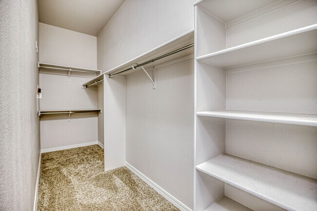 Building Photo - Eastside area for Short or Long Term Rental(Completely Furnished) Beautiful 4 bed/2 baths