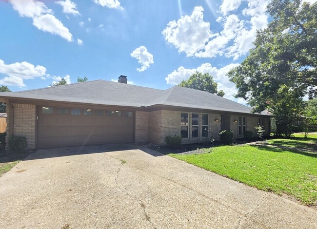 Building Photo - 1404 Woodbridge Dr