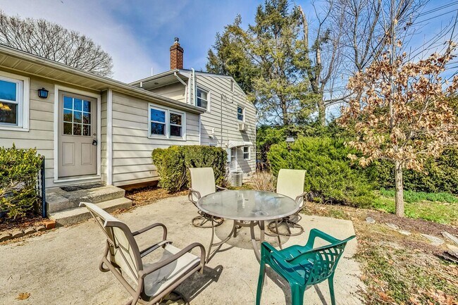 Building Photo - Fantastic in Frederick! Spacious 4 level Split -- 4 beds + 1 Full and 2 half baths