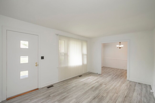 Building Photo - 208 Hillcrest Dr