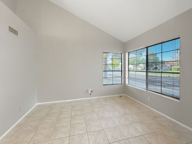 Building Photo - Location! Location! Beautiful 4 Bedroom/ 3 Bath Home! Ray/Kyrene