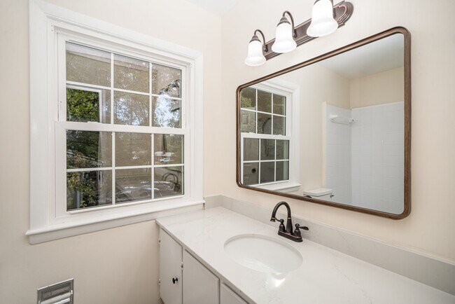 Building Photo - 132 Oak Trail