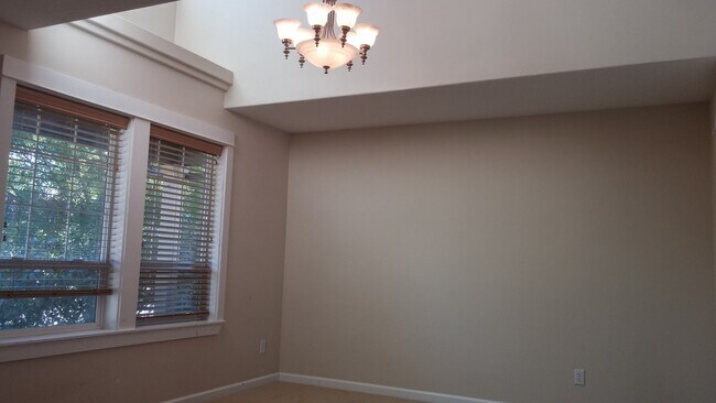 Building Photo - VIDEOTOUR: Gorgeous Home on Quiet Culdesac in Dallas. PETS WELCOME