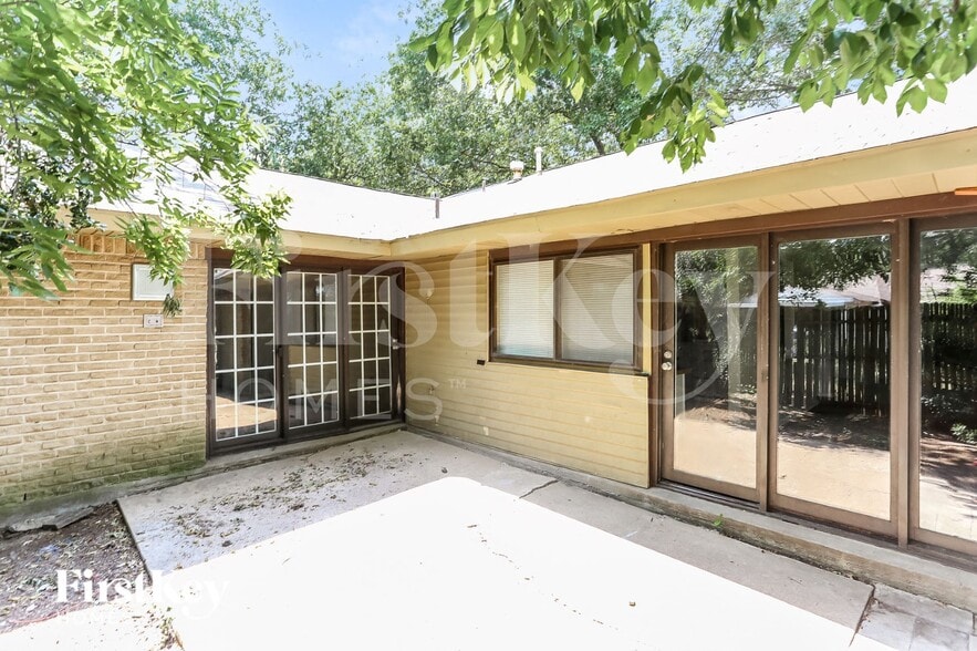 Building Photo - 302 Wildbriar Dr