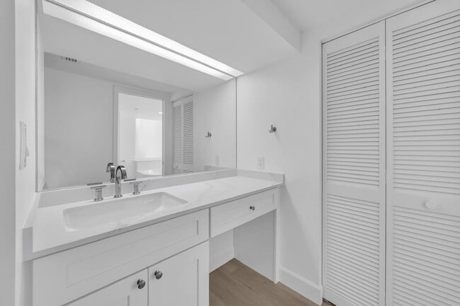 Building Photo - 529 S Flagler Dr